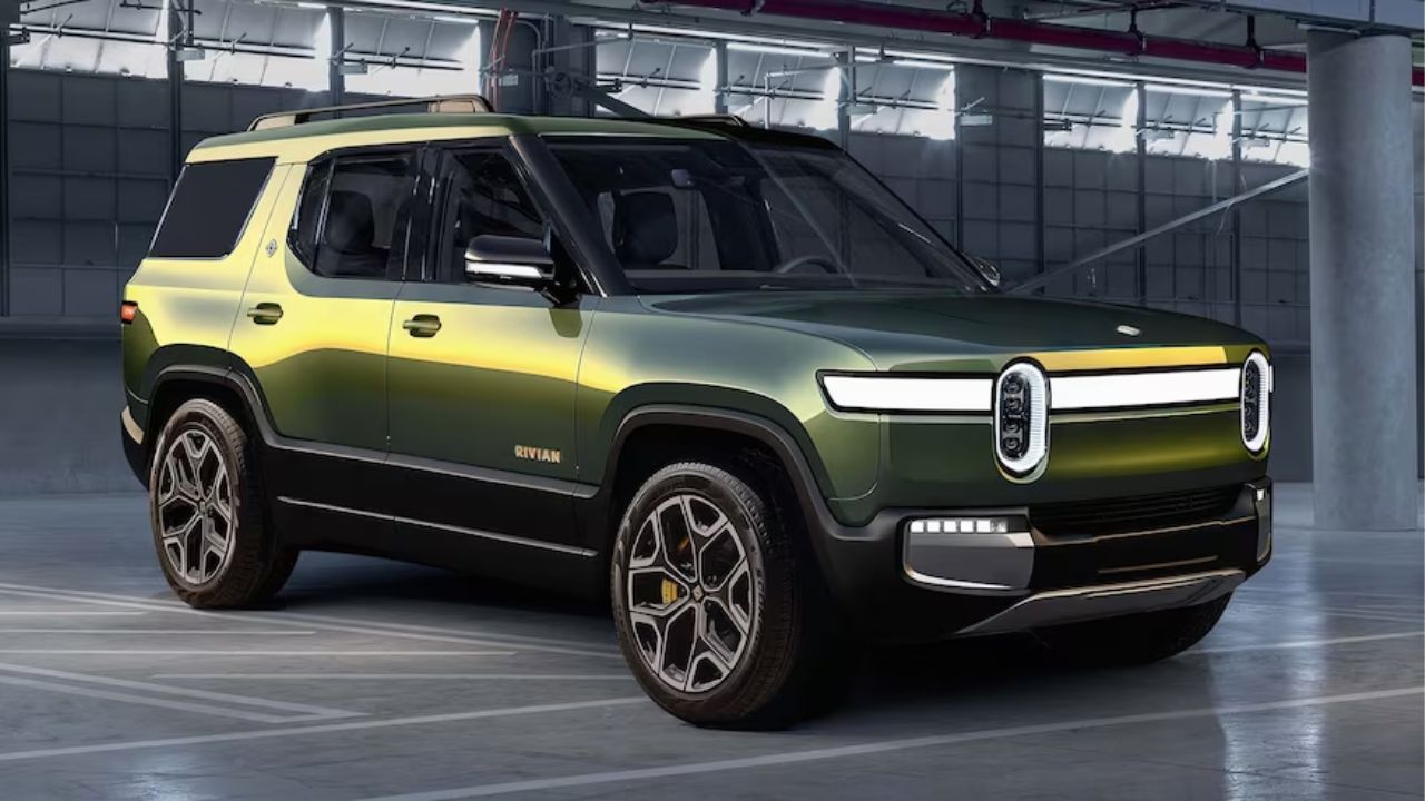 A image of Rivian R2 SUV in a Beatifull Forest green colour