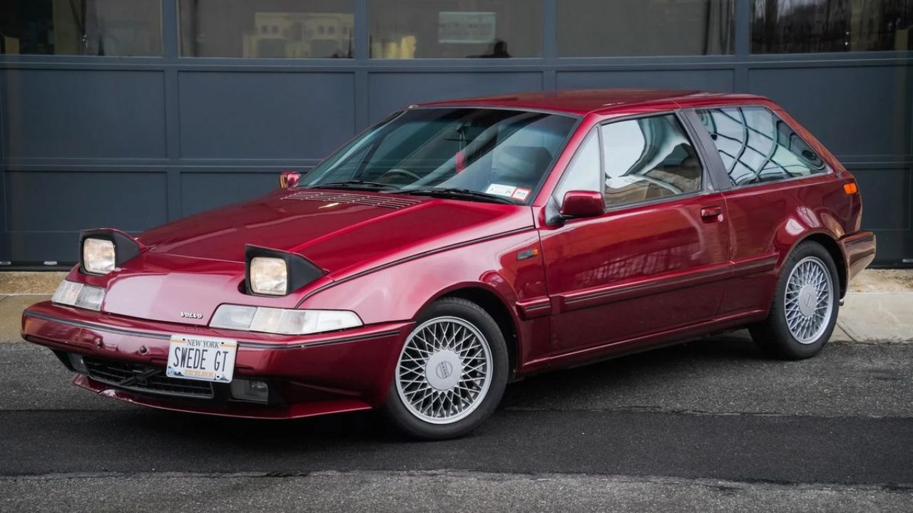 Volvo 480 GT In dark red color on road